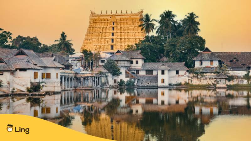 Sree Padmanabhaswamy-Tempel bei Sonnenuntergang, Thiruvananthapuram-Stadt, Kerala, Indien. Erfahre alle Fakten über Kerala mit der Ling-App.