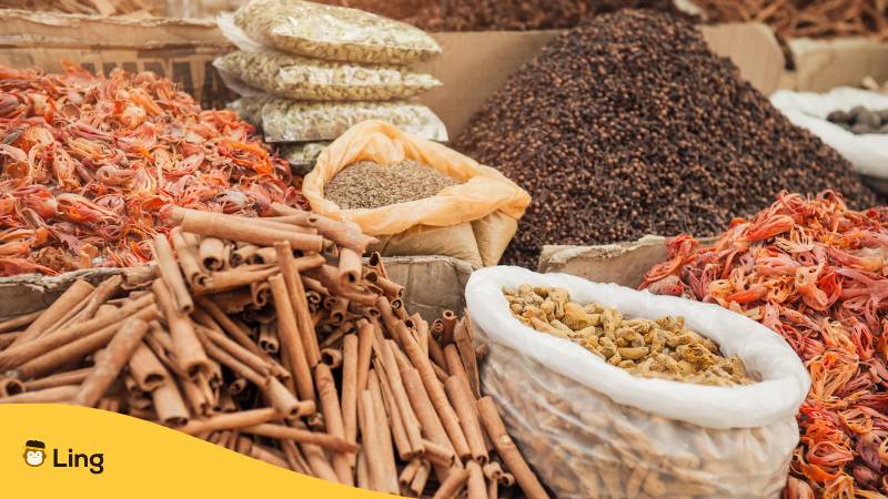 Indischer Gewürzmarkt in Kerala. Erlebe deine Sommerferien in Kerala mit der Ling-App.