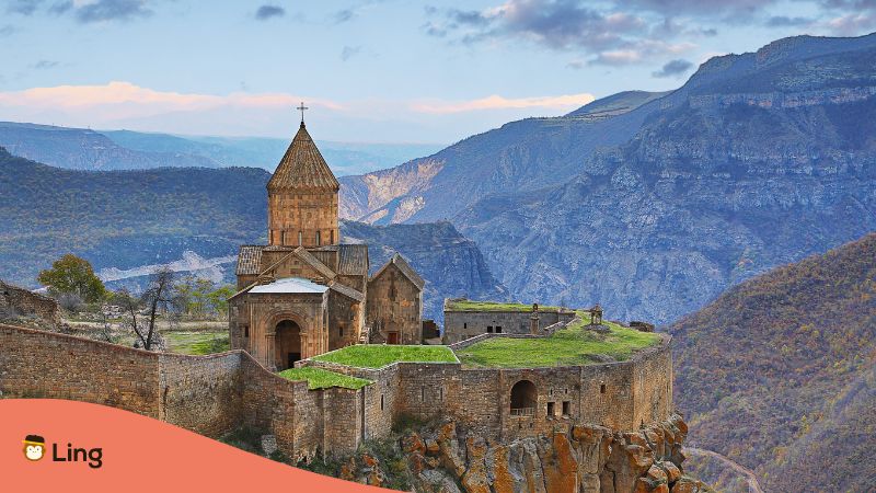 Armenische Kirche auf einem Berg. Erfahre mehr darüber, wie du Armenisch lernen kannst, obwohl es kein Armenisch auf Mondly gibt.