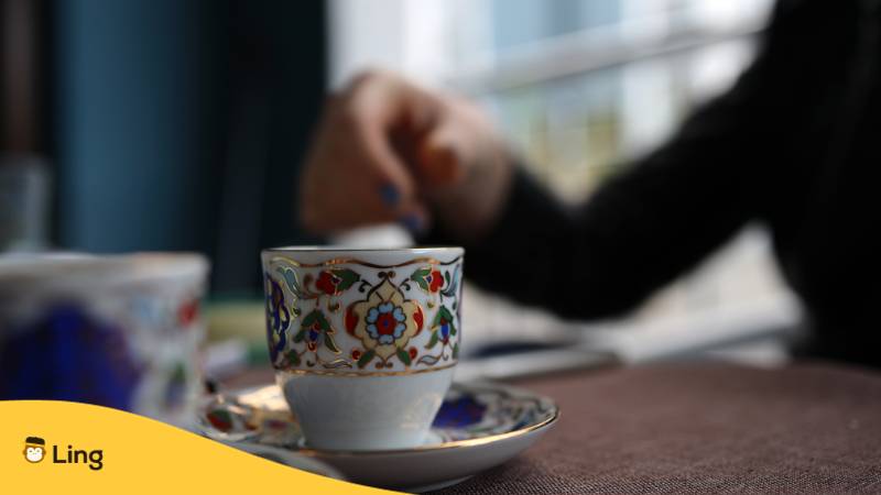 Tasse türkischen Kaffee und ein Gespräch. Lerne 6+ beste Möglichkeiten, zu fragen, wie geht es ihnen auf Türkisch und wie man darauf antwortet. Lerne Türkisch mit der Ling-App.
