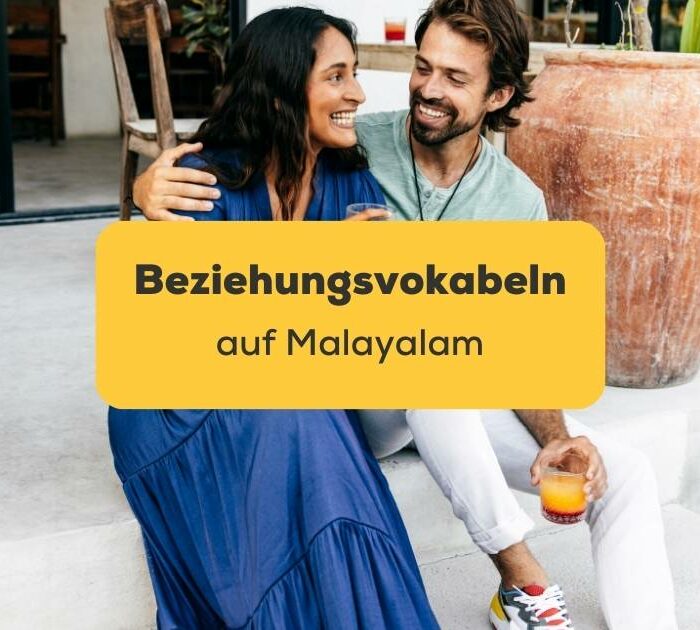 Glückliches Paar sitzt auf Stufe zu einer Terrasse. Lerne Beziehungsvokabeln auf Malayalam für deinen nächsten Trip. Lerne Malayalam mit der Ling-App.