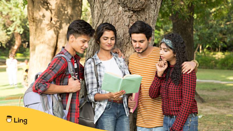Junge glückliche Studenten in Indien - Universitätsstudent. Lerne den Malayalam Satzbau mit der Ling-App.