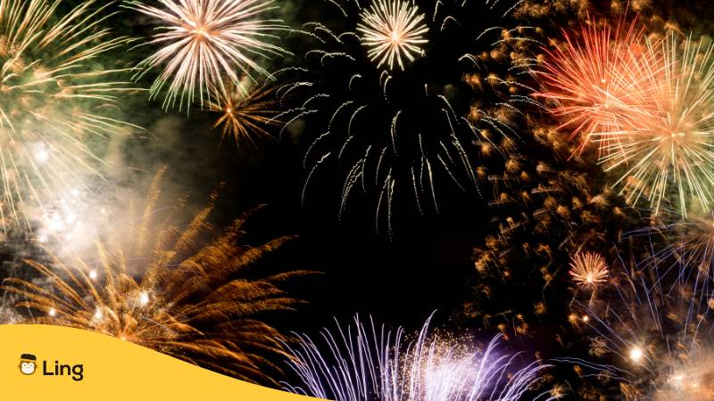 Silvesterfeuerwerk als Hintergrund. Lerne ein Frohes neues Jahr auf Malayalam zu wünschen mit der Ling-App.
