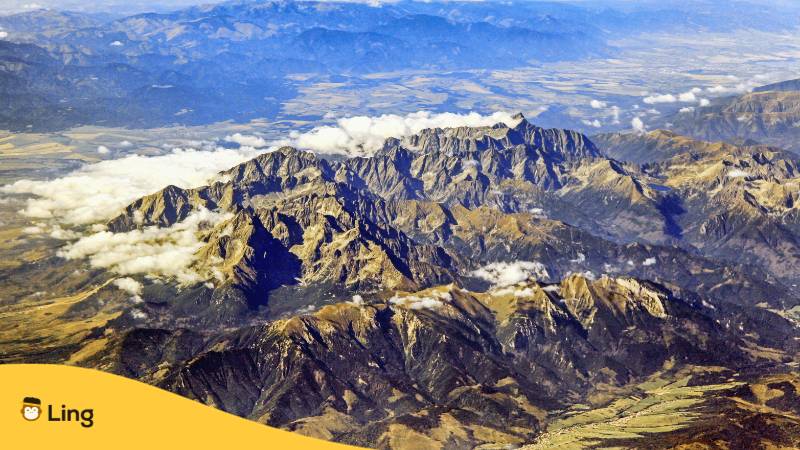 Hohe Tatra in der Slowakei. Blick vom Himmel. Entdecke die Geographie der Slowakei mit der Ling-App.
