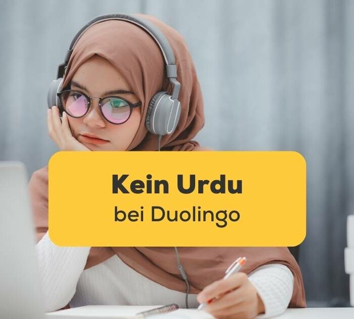 Attraktive muslimische Studentin, die einen Laptop benutzt und zu Hause Urdu online lernt. Erfahre, warum es kein Urdu bei Duolingo gibt. Lerne Urdu mit der Ling-App.