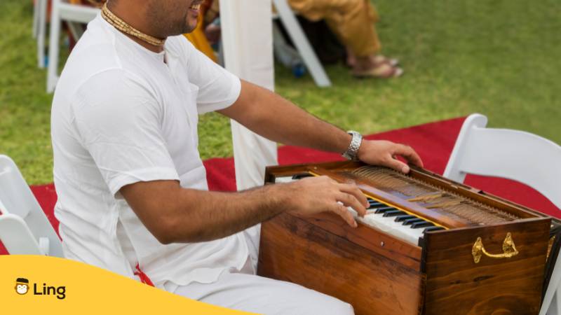 Indisches Harmonium. Lerne Vokabeln über Musik auf Malayalam, die du kennen solltest mit der Ling-App.