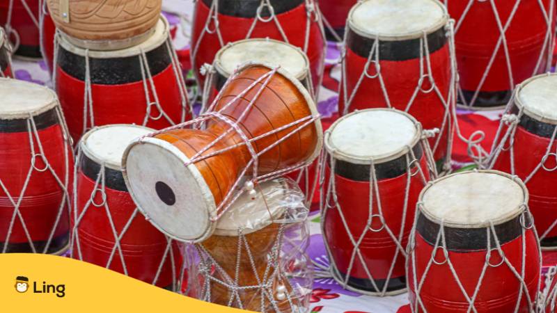 Kunsthandwerkliche Gegenstände aus traditionellen indischen Musikinstrumenten indische Musikinstrumente. Lerne Vokabeln über Musik auf Malayalam, die du kennen solltest mit der Ling-App.