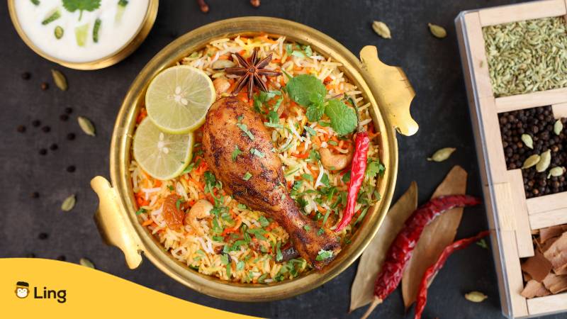 Hühner-Biryani scharfes indisches Malabar-Biryani Hyderabadi-Biryani, Dum Biriyani pulao goldene Schale, Kerala, Indien. Leitfaden zum Essen bestellen auf Malayalam mit der Ling-App.
