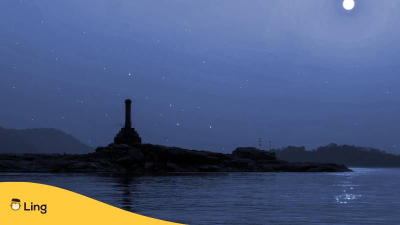 Sternenhimmel über indischer Küste. Lerne Gute Nacht auf Malayalam zusagen mit der Ling-App.