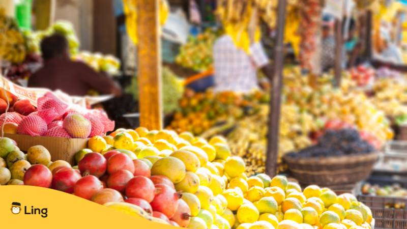 Obstmarkt in Munnar, Kerala, Indien. Lerne wichtige Malayalam Redewendungen für Reisen mit der Ling-App.