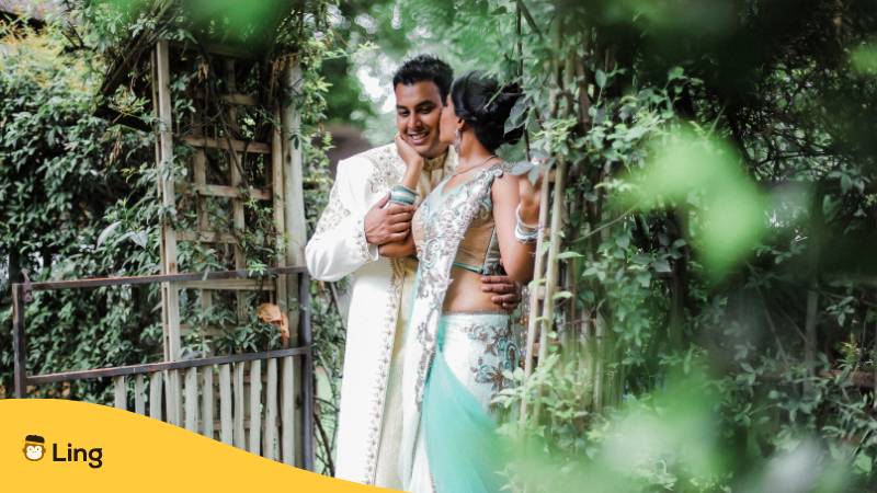 Malayalam-Paar nach der Hochzeitszeremonie. Entdecke, was eine Malayalam Heirat ausmacht und lerne Malayalam Sprechen mit der Ling-App.