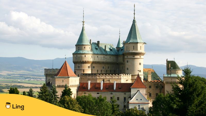 Schloss in der Slowakei. Lerne häufige slowakische Pronomen mit der Ling-App, um dein Slowakisch zu verbessern.
