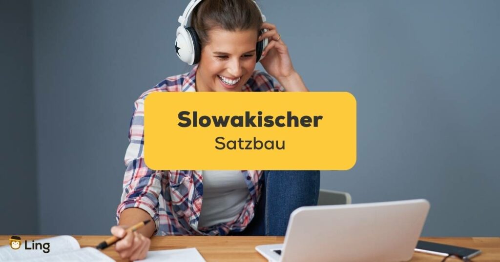 Junge Frau sitzt am Schreibtisch mit einem Laptop und Kopfhörern, sie lernt Slowakisch mit der Ling-App.