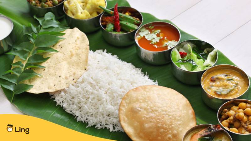 Südindische Gerichte auf Bananenblatt. Lerne Vokabeln für Kochutensilien auf Malayalam mit der Ling-App.