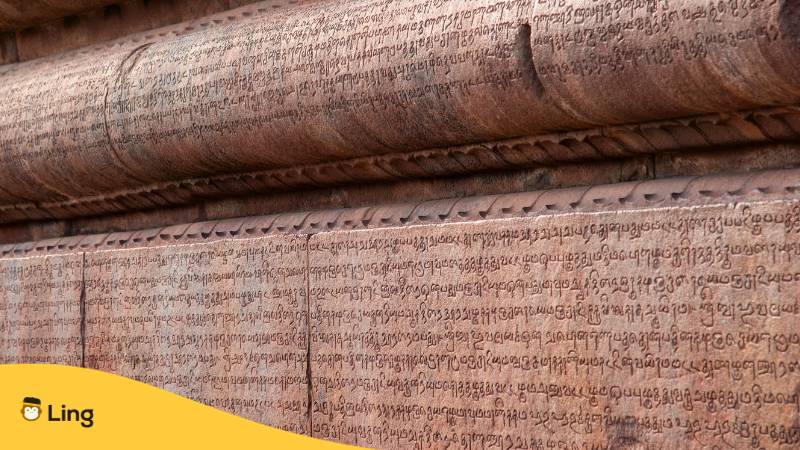 Eingeschnitzte Inschriften in Chola-Grantha-Schrift und tamilischen Buchstaben. Brihadishvara-Tempel, Thanjavur, Tamil Nadu, Indien. Erfahre, warum es kein Tamil bei Duolingo gibt. Lerne Tamil mit der Ling-App.