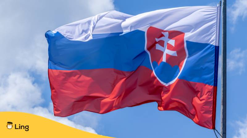 Die slowakische Flagge weht im Wind. Lerne grundlegende slowakische Wörter und Redewendungen mit der Ling-App.
