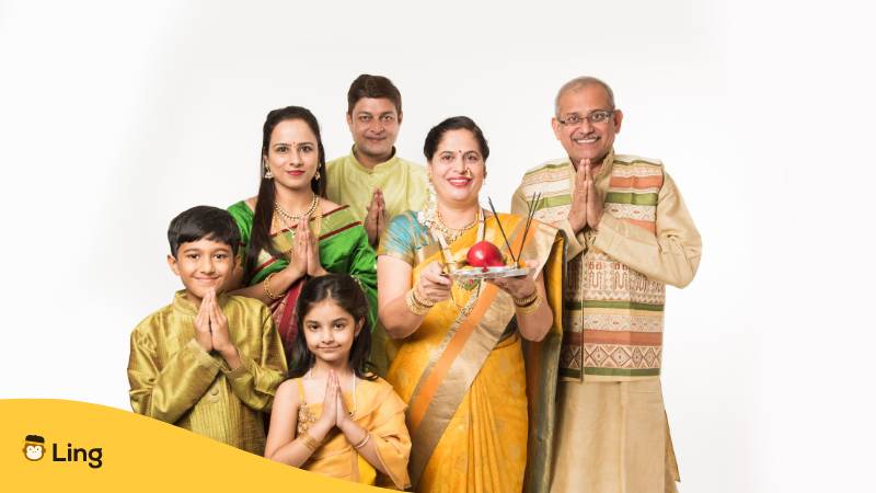 Indische Familie feiert, ein Fest in der indischen Tradition. Lerne Danke auf Malayalam mit der ling-App.
