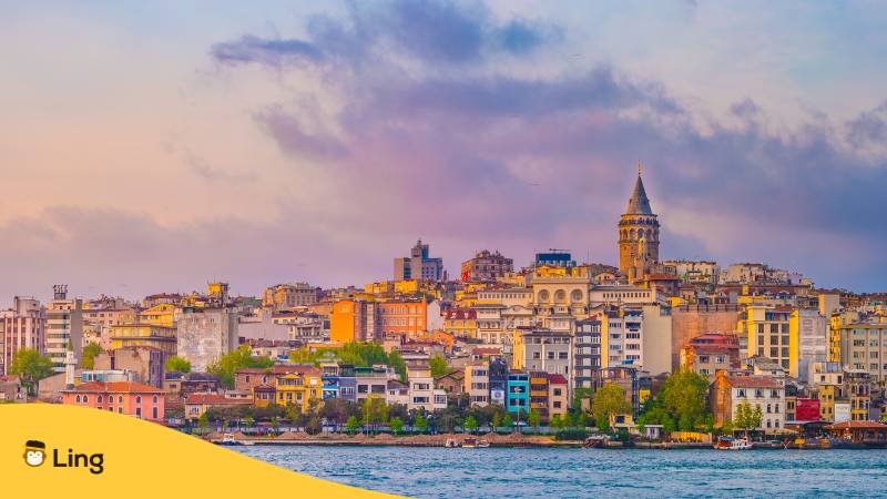 Stadtbild von Istanbul in der Türkei mit dem Galata-Turm. Lerne alle Arten, schön auf Türkisch als Kompliment zu jemandem zu sagen. Lerne Türkisch mit der ling-App.
