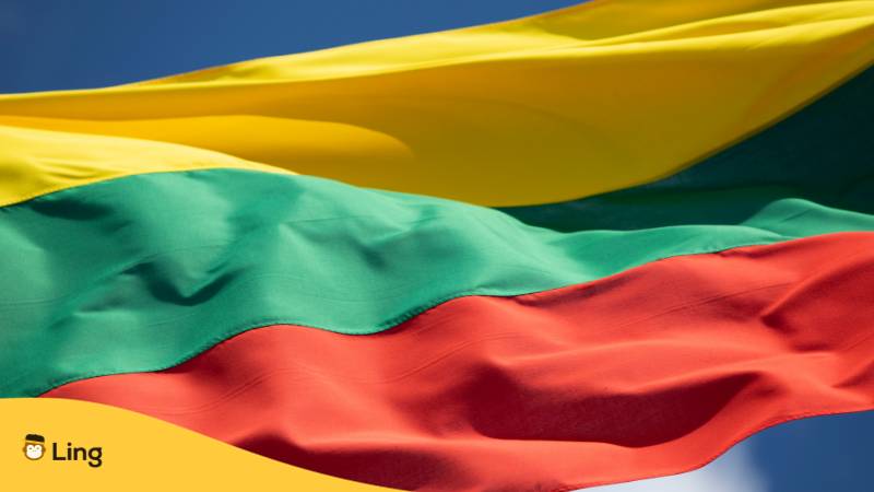 Litauische Flagge weht unter blauem Himmel. Lerne wichtige litauische Übergangswörter mit der Ling-App.
