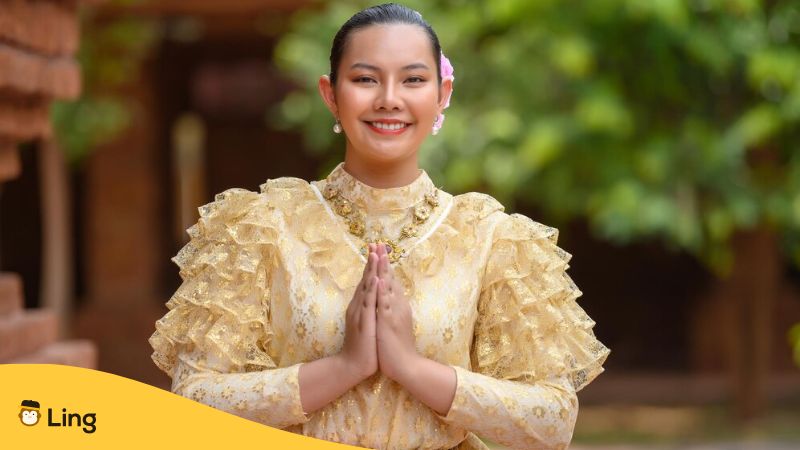 bonjour en khmer
Femme asiatique saluant avec le geste cambodgien du sampeah