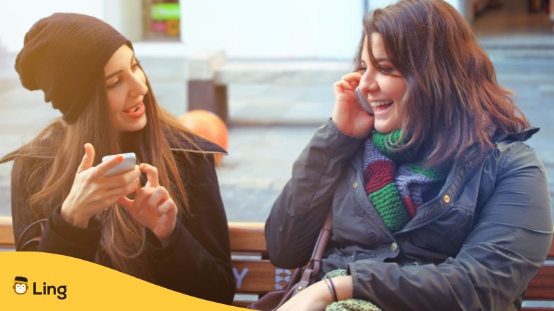 bonjour en serbe
Deux femmes parlant avec un téléphone à la main