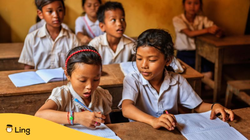 langue parlée au laos Élèves asiatiques dans une salle de classe