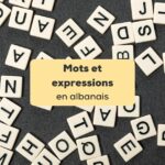 mots et expressions en albanais lettres de scrabble éparpillées sur un fond gris