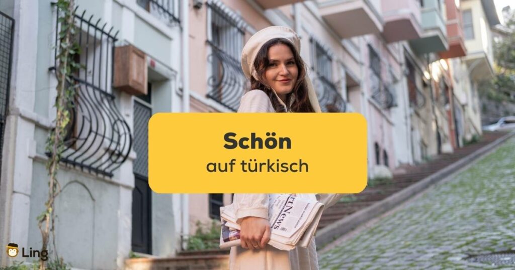 Schöne türkische Frau dreht sich auf steiler Straße um und blickt freundlich in die Kamera. Lerne alle Arten, schön auf Türkisch als Kompliment zu jemandem zu sagen. Lerne Türkisch mit der ling-App.
