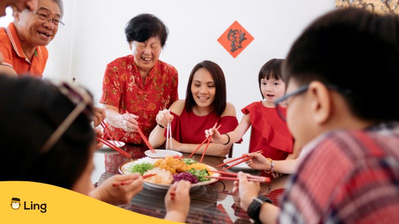 홍콩 새해 01 음식을 나눠먹는 대가족
Hong Kong New Year 01 Large family sharing food