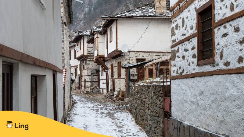 Traditionelles Dorf in Bulgarien. Entdecke 6 gespenstische Orte in Bulgarien und die besten Gruselorte zum Erkunden. Lerne Bulgarisch mit der Ling-App.
