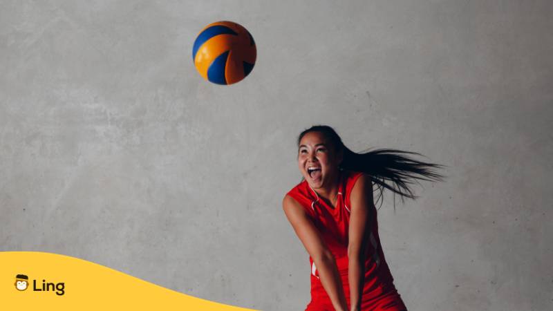 Eine Volleyballspielerin nimmt einen Ball auf. Lerne alles über Sport auf Türkisch und 30+ einfache Vokabeln mit der Ling-App.
