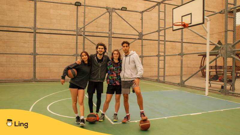 Türkische Freunde hängen am Outdoor-Basketballplatz ab. Lerne alles über Sport auf Türkisch und 30+ einfache Vokabeln mit der Ling-App.
