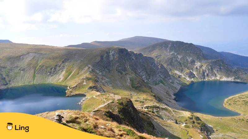 Der Haramiata-Gipfel und der Zwillingssee im Rila-Gebirge, Bulgarien. Der Zwillingssee - einer der Sieben Rila-Seen, Teil des Rila-Natio. Entdecke die  8 beste traumhafte Orte in Bulgarien, die du heute mit der Ling-App erkunden kannst!
