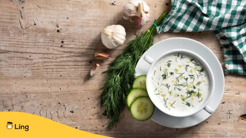 Bulgarische Tarator-Sauermilch-Suppe. Vegetarisch in Bulgarien, entdecke 6 köstliche fleischfreie Gerichte, zum Probieren und genießen. Lerne Bulgarisch mit der Ling-App.
