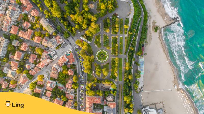 Luftaufnahme aus der Adlerperspektive über den Meeresgarten in Burgas, Bulgarien. Entdecke die  8 beste traumhafte Orte in Bulgarien, die du heute mit der Ling-App erkunden kannst!
