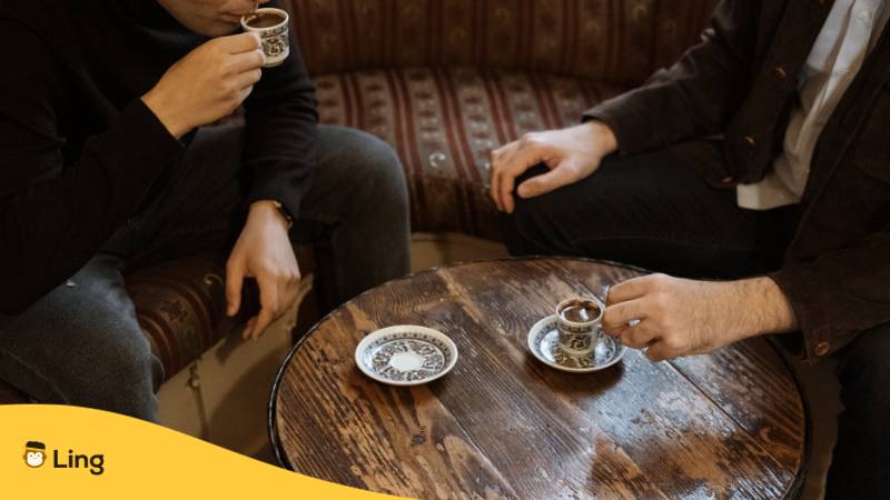 Freunde Trinken Türkischen Kaffee Im Café Und Unterhalten Sich. Lerne 20+ Grundlegende Einfache Wörter Auf Türkisch, Die Du Leicht Lernen Kannst Mit Der Ling-App.