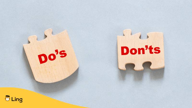 Zwei Puzzleteile aus Holz, worauf Dos und Don'ts geschrieben steht. Lerne 9 fehlerfreie Wege, gern geschehen auf Tagalog zu sagen mit der Ling-App.
