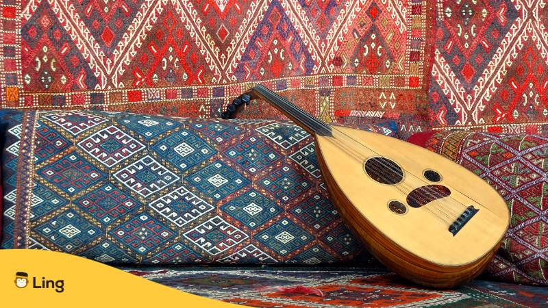 Türkische Teppiche und Instrument als Zeichen der türkischen Kultur. Lerne 40+ einfache Wörter über Musik auf Türkisch mit der Ling-App.
