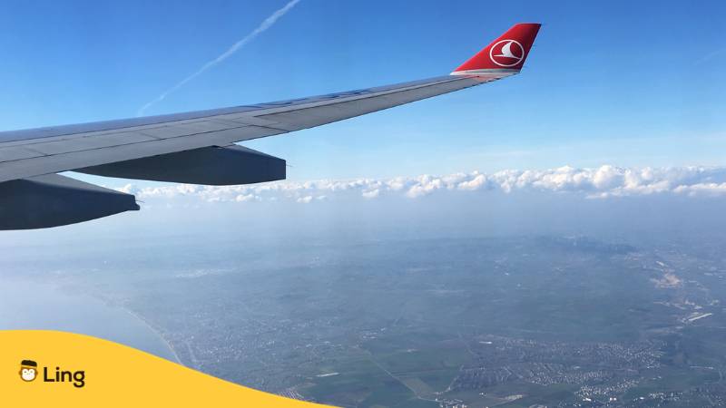 Turkish Airlines. Lerne 30+ nützliches Flughafen Vokabular auf Türkisch für deine nächste Reise. Lerne Türkisch mit der Ling-App.
