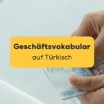 Ausschnitt der Hände eines türkischen Geschäftsmanns, der türkisches Geld zählt. Lerne Geschäftsvokabular auf Türkisch und 100+ grundlegendes Vokabular, das du kennen solltest. Lerne Türkisch mit der Ling-App.