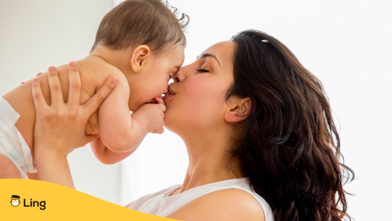 Küssende Mutter und Baby. Lerne wie man Glückwünsche auf Türkisch sagt und entdecke 3 verschiedene Anlässe mit der Ling-App.
