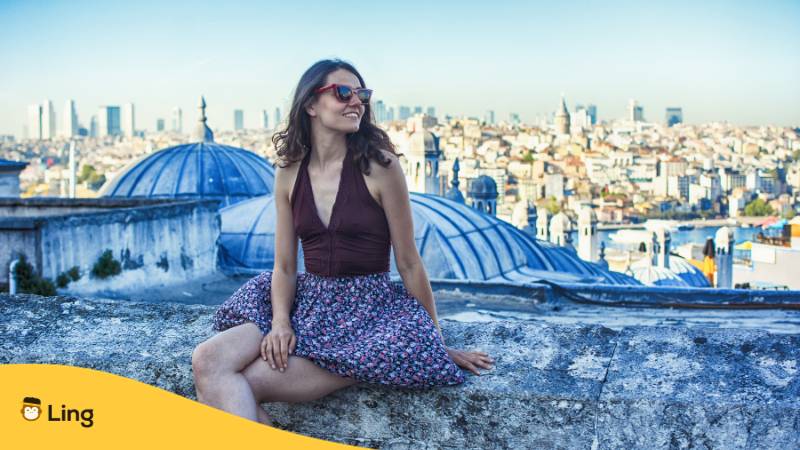 Touristin in Istanbul. Lerne 100 einfache Sätze auf Türkisch für Touristen mit der Ling-App.
