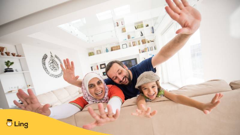 Glückliche türkische Familie zu Hause. Lerne türkische Pronomen, ein grundlegender Leitfaden für Anfänger. Lerne Türkisch mit der Ling-App.
