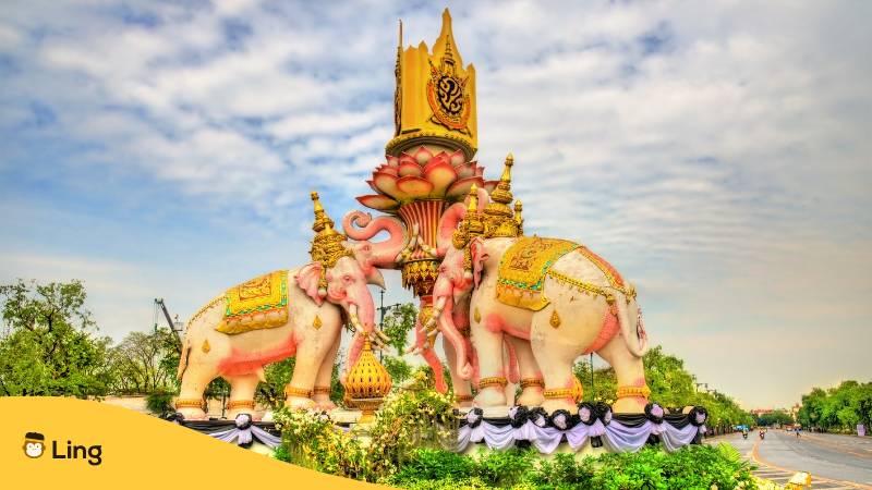 Rosa Elefantenstatue in der Nähe des Grand Palace in Bangkok, Thailand. Entdecke die 5 häufigsten Tierarten in Thailand mit der Ling-App.