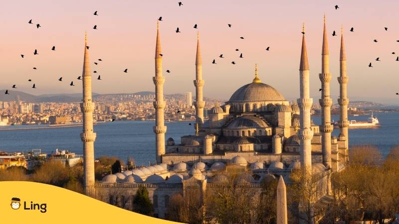 Sonnenuntergang über der Blauen Moschee, (Sultanahmet Camii), Istanbul, Türkei. Lerne 15 einfache Ausdrücke für Unterkünfte auf Türkisch mit der Ling-App.
