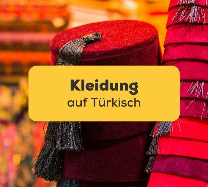 Türkischer traditioneller roter Hut Fez, Fes oder Tarboosh. Lerne Vokabular zu Kleidung auf Türkisch mit leicht zu lernende Grundbegriffe mit der Ling-App.