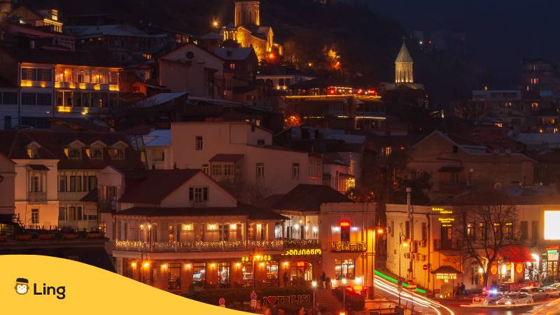 Traditionelle Häuser in der Altstadt von Tiflis. Lerne 8 einfache Möglichkeiten, Gute Nacht auf Georgisch zu sagen mit der Ling-App.
