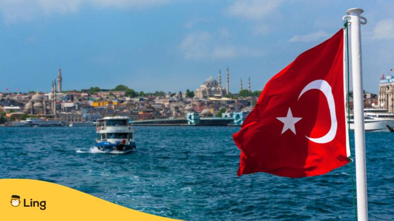 Türkische Flagge weht an einem Boot. 
Lerne türkische Pronomen, ein grundlegender Leitfaden für Anfänger. Lerne Türkisch mit der Ling-App.
