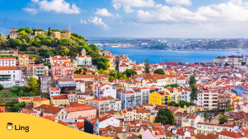 Panoramablick auf die Altstadt von Lissabon, Portugal. Lerne wie man portugiesische Adressen liest. Lerne Portugiesisch mit der Ling-App.
