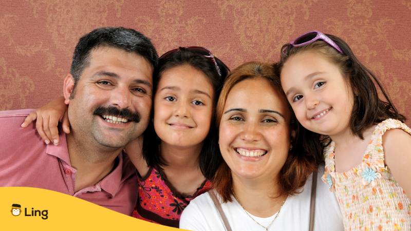 Vierköpfige türkische Familie. Lerne türkische Pronomen, ein grundlegender Leitfaden für Anfänger. Lerne Türkisch mit der Ling-App.

